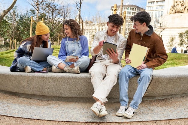 Diversi studenti che collaborano al progetto del campus