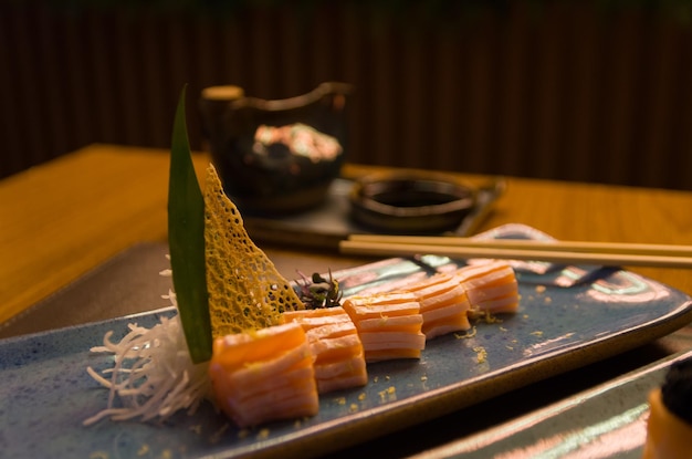Diversi sushi giapponese su un elegante piatto blu