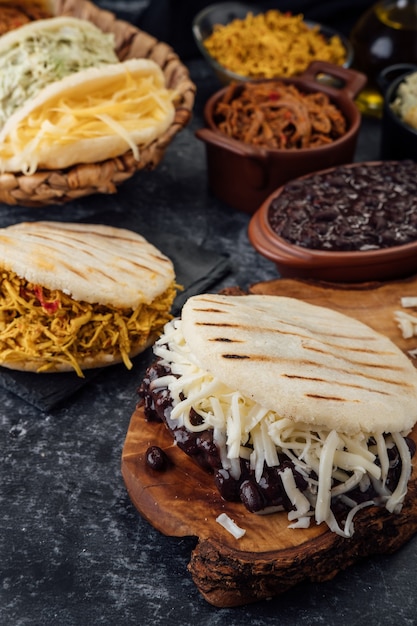 Diversi tipi di Arepas venezuelane e colombiane