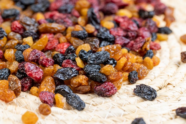 diversi tipi di bacche secche sul tavolo della cucina