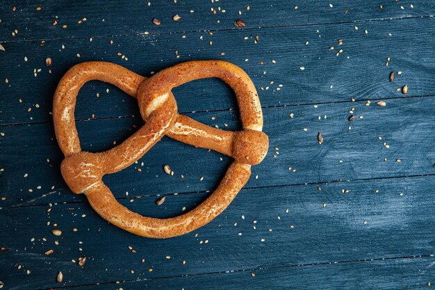 Diversi tipi di bagel al forno con semi su sfondo nero