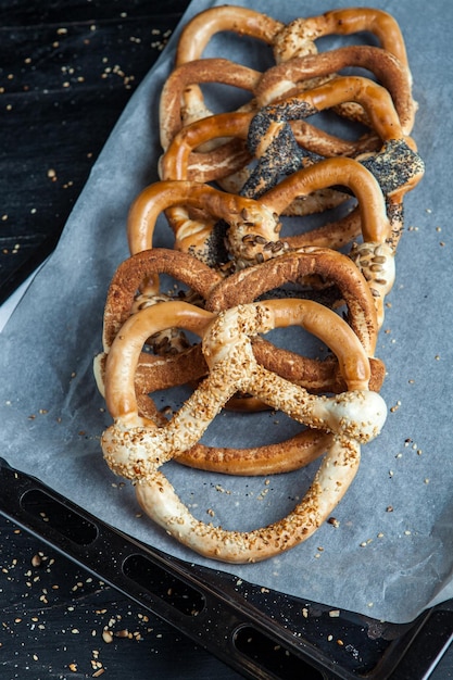 Diversi tipi di bagel al forno con semi