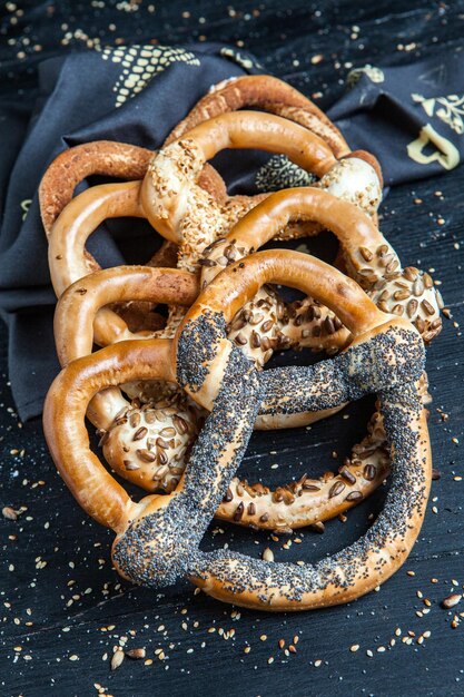 Diversi tipi di bagel al forno con semi