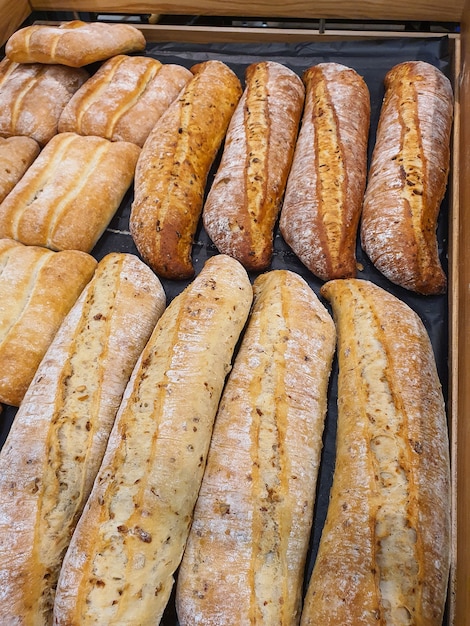 Diversi tipi di baguette francesi in una panetteria