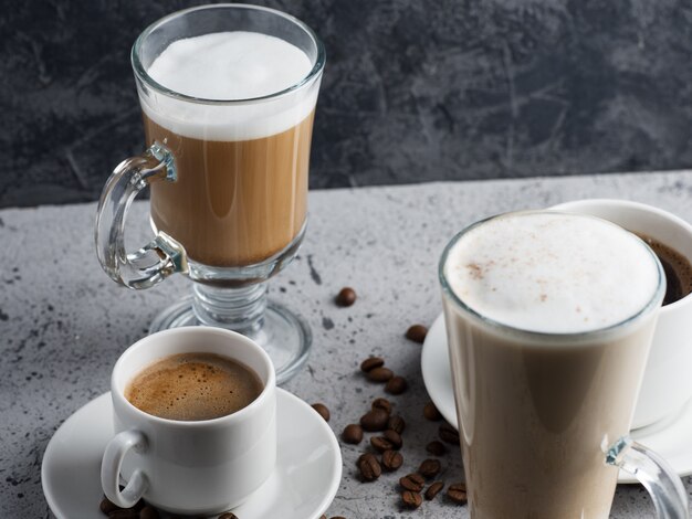 Diversi tipi di caffè su un tavolo