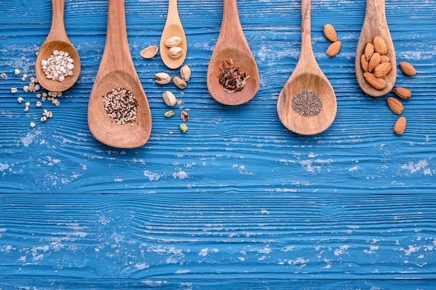 Diversi tipi di cereali e cereali su sfondo shabby in legno