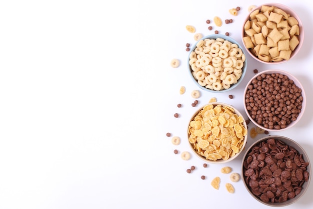 Diversi tipi di cereali per la colazione su uno sfondo chiaro primo piano