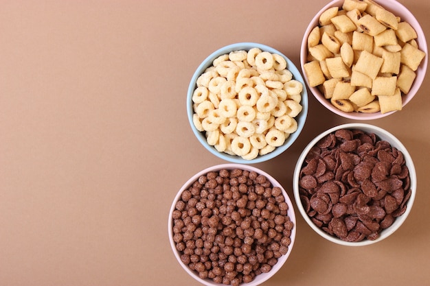 Diversi tipi di cereali per la colazione su uno sfondo chiaro primo piano