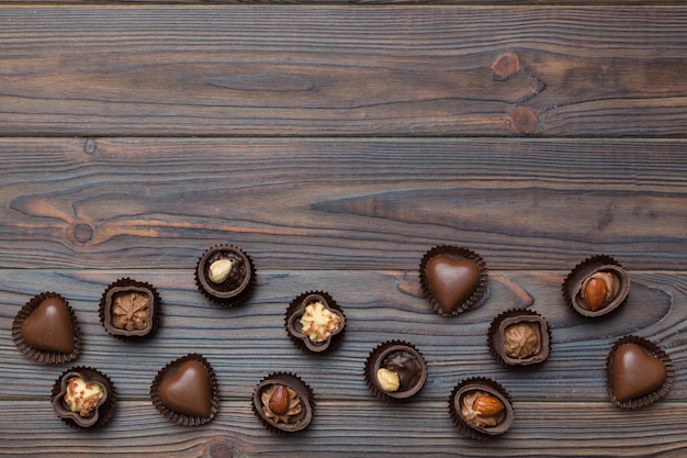 Diversi tipi di cioccolatini sul tavolo colorato in primo piano Top View e Flat Lay con spazio per la copia