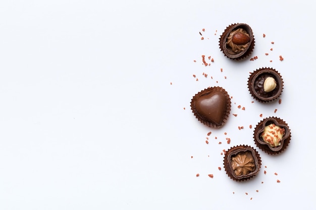 Diversi tipi di cioccolatini sul tavolo colorato in primo piano Top View e Flat Lay con spazio per la copia