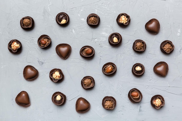 Diversi tipi di cioccolatini sul tavolo colorato in primo piano Top View e Flat Lay