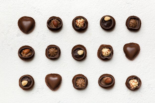 Diversi tipi di cioccolatini sul tavolo colorato in primo piano Top View e Flat Lay