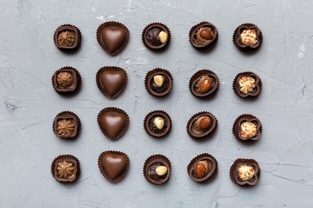 Diversi tipi di cioccolatini sul tavolo colorato in primo piano Top View e Flat Lay