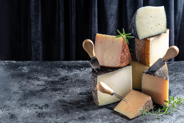 Diversi tipi di composizione di formaggi con coltello da formaggio pezzi tradizionali di formaggio spagnolo francese Italia