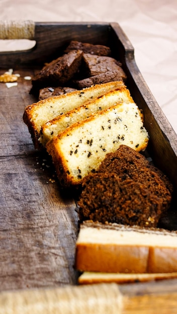 Diversi tipi di dolci disposti su un vassoio di legno