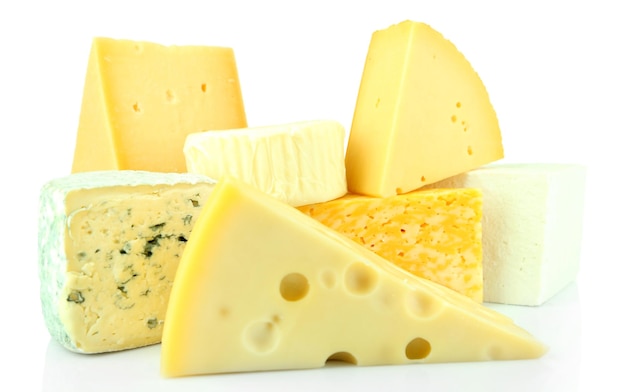 Diversi tipi di formaggio isolati su bianco