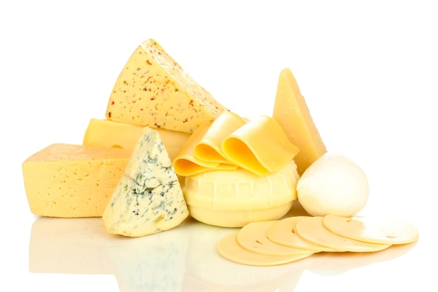 Diversi tipi di formaggio isolato su bianco