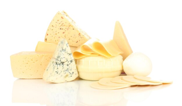 Diversi tipi di formaggio isolato su bianco