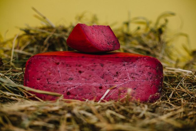 Diversi tipi di formaggio sottovuoto Vetrina artigianale di formaggi fatti in casa decorata con paglia e legno