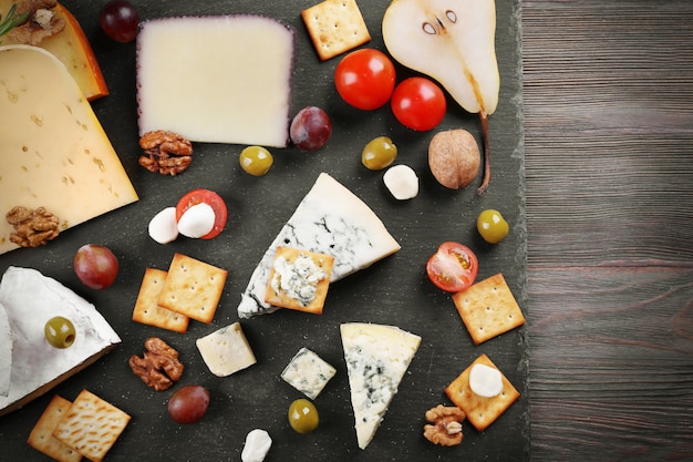 Diversi tipi di formaggio sul tavolo di legno