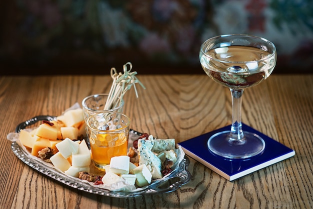 diversi tipi di formaggio sul vassoio e cocktail