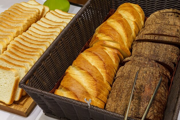 Diversi tipi di pane, affettato per servire in un ristorante