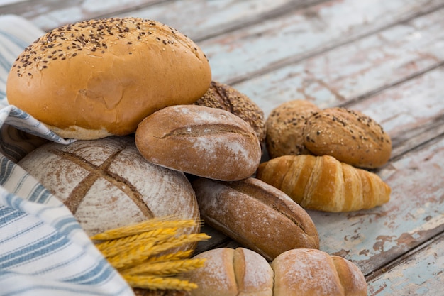 Diversi tipi di pane con chicchi di grano