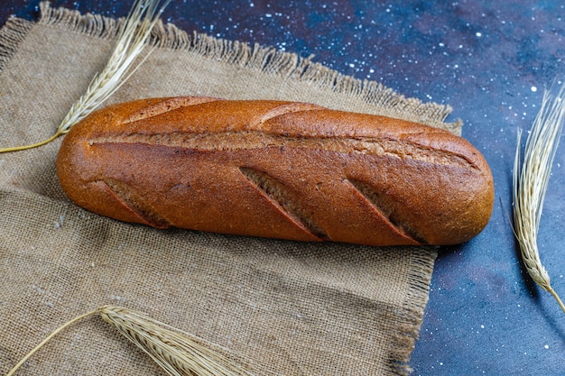 Diversi tipi di pane fresco come sfondo, vista dall'alto