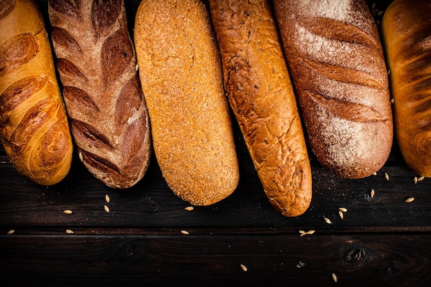 Diversi tipi di pane fresco croccante