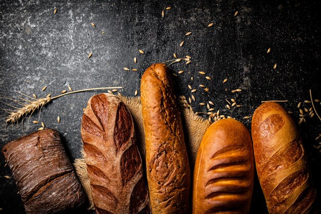 Diversi tipi di pane fresco fatto in casa