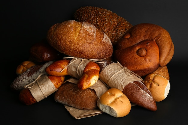 Diversi tipi di pane su sfondo nero