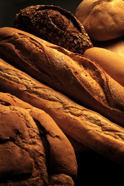 diversi tipi di pane su sfondo nero