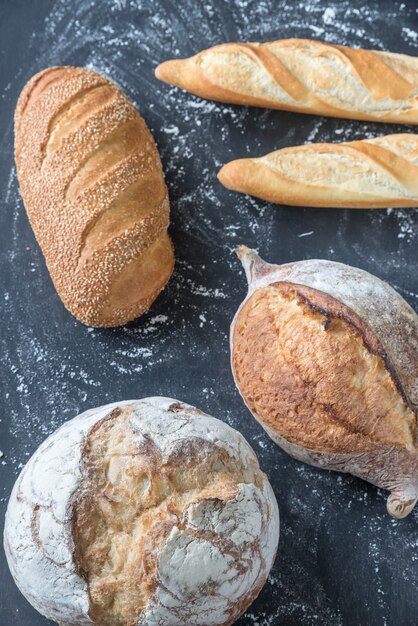 Diversi tipi di pane sulla superficie in legno