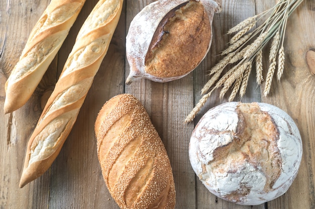 Diversi tipi di pane sullo sfondo in legno