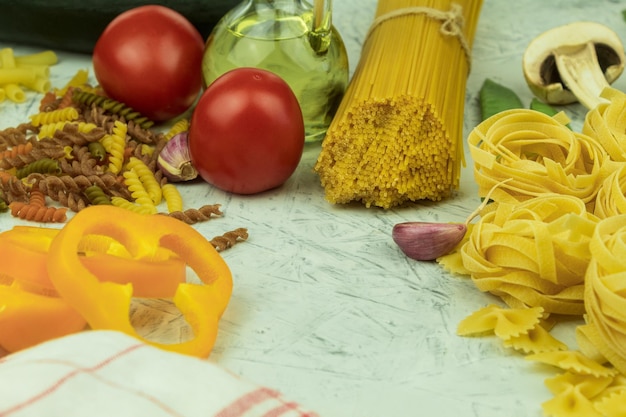 Diversi tipi di pasta assortiti in tavola