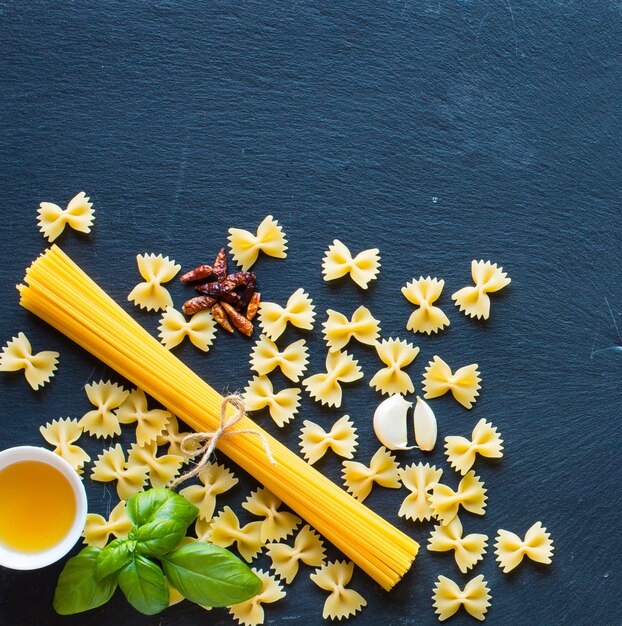 Diversi tipi di pasta fatta in casa, vista dall'alto