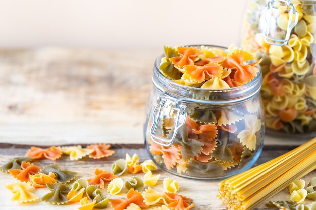 Diversi tipi di pasta italiana in barattoli di vetro