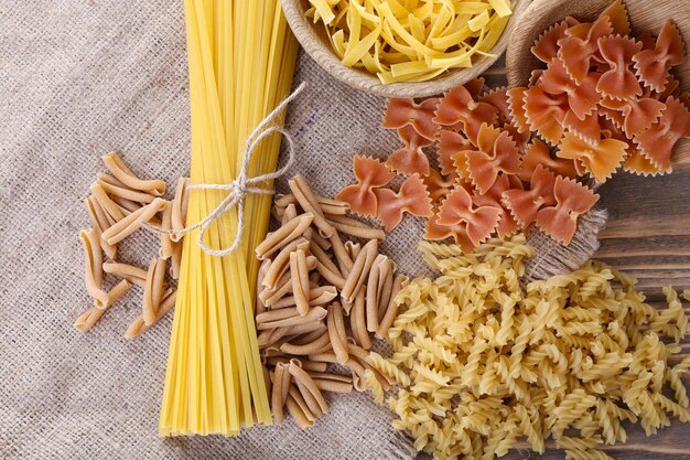 Diversi tipi di pasta su sfondo sacco