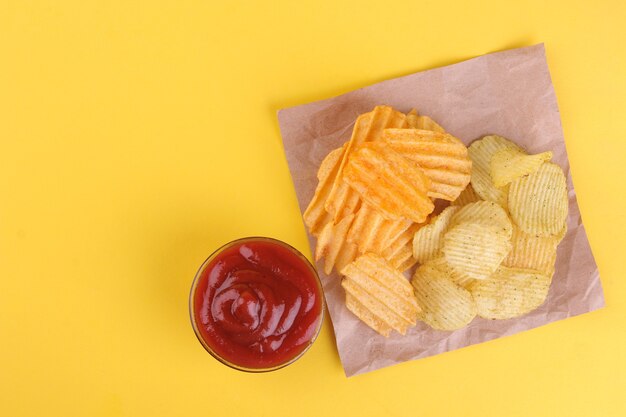 Diversi tipi di patatine con salsa rossa