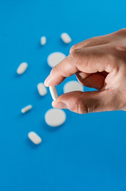 Diversi tipi di pillole, come antibiotici, anti-infiammatori.