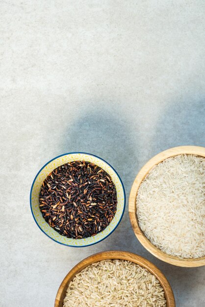 Diversi tipi di riso in ciotole di legno come il basmati brown a