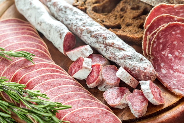 Diversi tipi di salame con pane di segale scuro