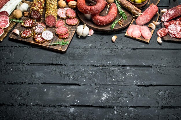 Diversi tipi di salame su tavola di legno