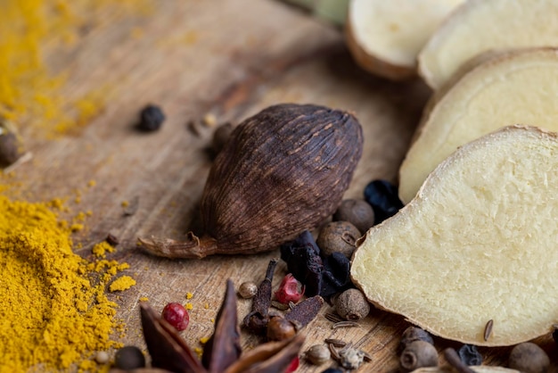 Diversi tipi di spezie sparse sulla tavola durante la cottura utilizzando diverse spezie in cucina quando si cucinano piatti tradizionali