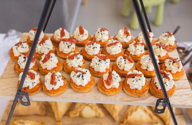 Diversi tipi di tartine sul tavolo del buffet