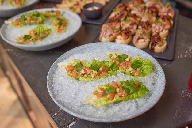 Diversi tipi di tartine sul tavolo del buffet