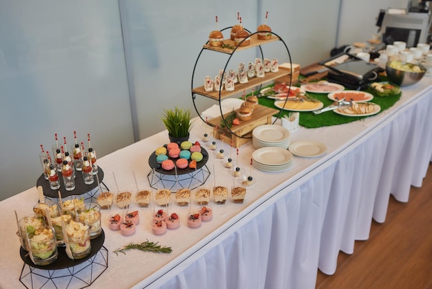 Diversi tipi di tartine sul tavolo del buffet