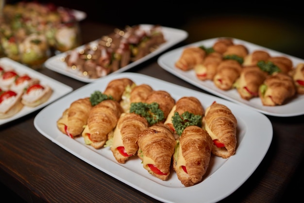 Diversi tipi di tartine sul tavolo del buffet