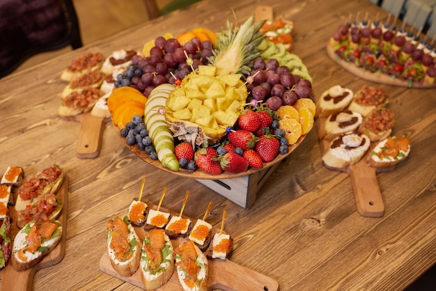 Diversi tipi di tartine sul tavolo del buffet