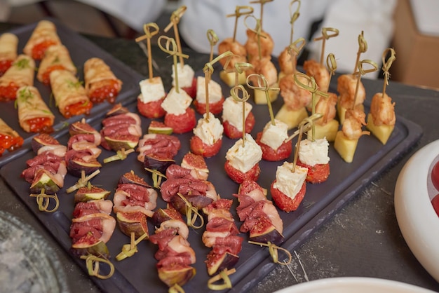 Diversi tipi di tartine sul tavolo del buffet